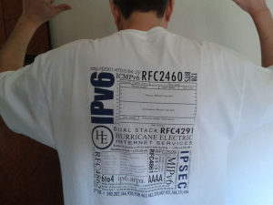 Didac P. Cuellar y su camiseta IPv6 SAGE Certified.